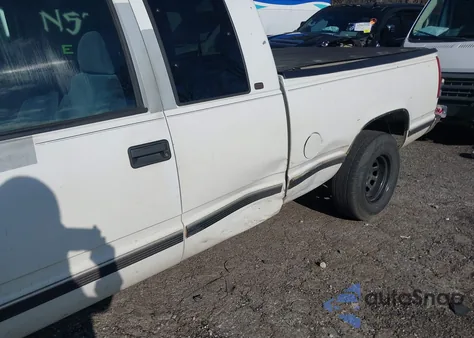 1998 Chevrolet C1500 Fleetside z USA, uszkodzony, nr VIN 1GCEC19R4WR145857